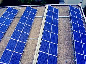 Suportes de montagem triangulares para montagem de sistema solar em telhado plano