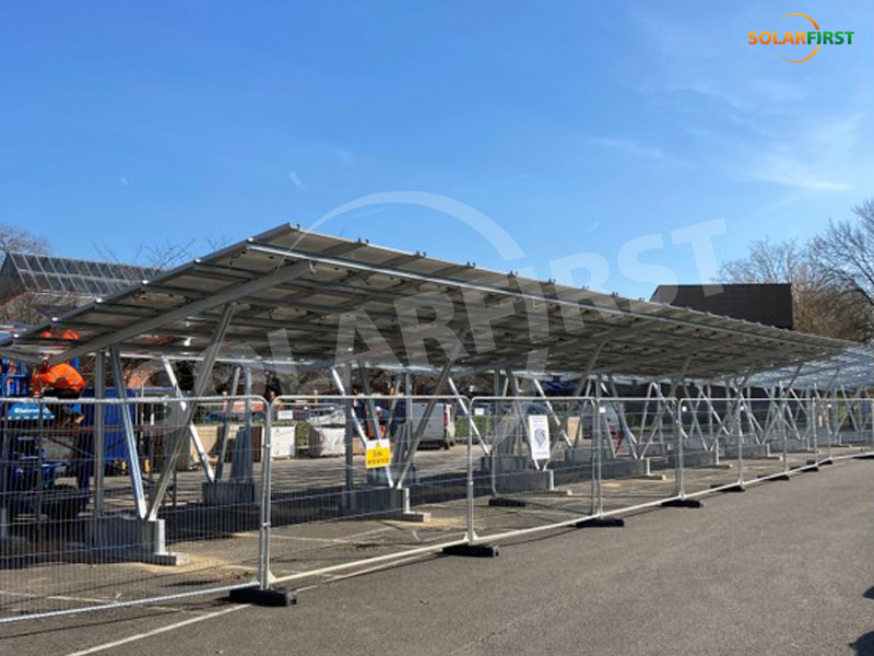 Carport impermeável de aço carbono Sudbury 300 kWp