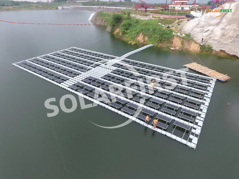 Conclusão do primeiro projeto de montagem flutuante do SolFirsTech Group na Indonésia