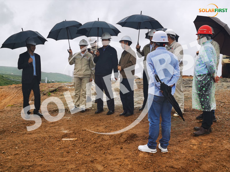Líderes da Sinohydro e da China Datang Corporation visitaram e inspecionaram o parque solar de 60 MW na Prefeitura de Dali, Yunnan.