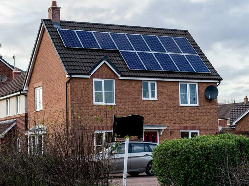 Os fabricantes de painéis solares da China, cuja procura está a crescer devido à escassez de energia na Europa, esconderam