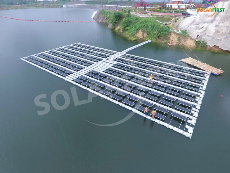 Projeto de usina fotovoltaica flutuante de 68 kWp na Indonésia
