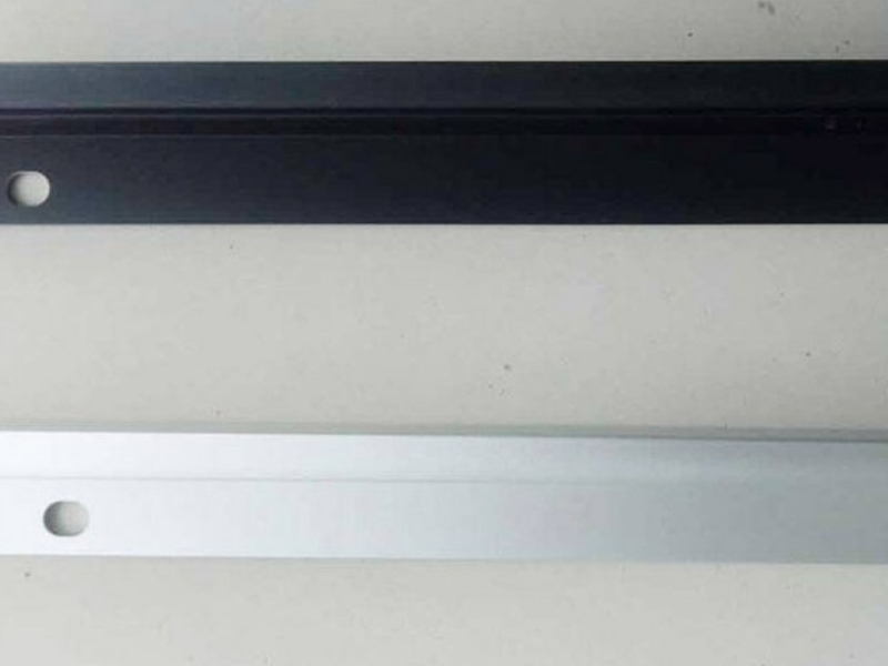 Por que as estruturas de alumínio dos módulos fotovoltaicos estão disponíveis apenas em preto e branco?